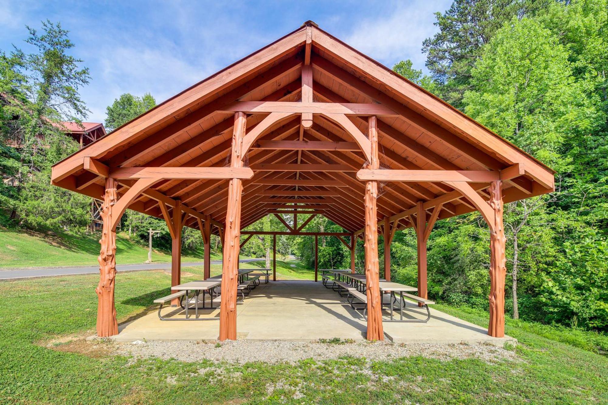 Pigeon Forge Cabin Premier Location And Hot Tub Exterior photo